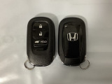 スマートキーを装備しています。鍵を差し込むことなくドアロックの開け閉めと、スタートボタン操作でのエンジンスタートができます。ボタン操作でトランクが開けられる電動テールゲートのボタンもついています。