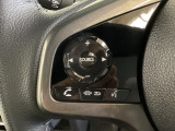 ステアリングスイッチがついていますので、オーディオのチャンネル変更、ボリューム、ジャンル変更が操作可能です。ハンドルから手を離さず安全に操作できます。