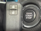 【キーレススタートシステム】カバンやポケットに入れたままでもドアの施錠・解錠が可能なスマートキーを装備。エンジンのオン・オフ時もカギを取り出す必要が無いからとっても便利です♪