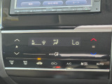 車内環境を自動でコントロールするフルオートエアコン。長距離ドライブも快適です。