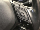 【ステアリングスイッチ】右です。ハンドルから手を離さず、運転に集中したまま手元でマルチインフォメーションディスプレイ内の表示切替などができます。