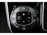 運転席と助手席、それぞれ温度調節ができ、オールシーズン快適なオートエアコンとなっております!