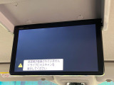 【フリップダウンモニター】大画面モニターで後席でもエンタメをお楽しみいただけます。小さなお子様にも大人気の装備です♪