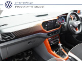 【デザインパッケージ〈オレンジ〉】18インチ5ダブルスポークのデザイン。アルミホイール以外にもドアミラーやシート、ダッシュパットなどオレンジの差し色が特徴的です。
