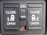 【両側スライドドア】駐車場で隣の車との間隔が狭く乗りにくい時、スライドドアなら安心!ドアオープン時も幅を取らず、開口部が広いので乗り降りがとっても簡単です。大きな荷物の出し入れも後席から可能♪