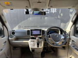 大きいフロントガラスで運転席からの視界も良好です♪♪室内空間も広々なので圧迫感なくお乗りいただけます。