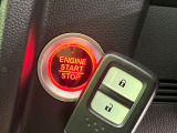 【Hondaスマートキー】カバンやポケットに入れたままでもドアの施錠・解錠が可能なスマートキーを装備。エンジンのオン・オフ時もカギを取り出す必要が無いからとっても便利です♪