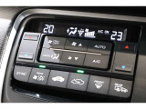 フルオートエアコンが装備されています!お好みの温度設定をするだけでエアコンの風量やモードの切り替えを自動でコントロールしてくれます!ユーザーの操作が少なく燃費走行にもつながります!
