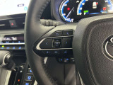 運転中、オーディオの操作をしてて、ハッとしたことはありませんか?ステアリングスイッチは、運転中でもハンドルでオーディオの操作が可能です。安全なドライブをサポートします。
