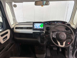見通しの良い運転席回りとなっておりますので安心して運転をして頂けます!窓が大きいので明るく開放的な室内です