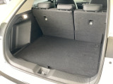 広々としたトランクスペースを備えており、日常の買い物から旅行の荷物までしっかり収納。使い勝手の良い荷室で、さまざまなシーンに対応できます。