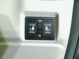 両側電動スライドドア。荷物で手が塞がる時など簡単にドアの開閉が出来ます。何より力いらずで開閉OK。女性やお年寄りにも優しい。電動機能はOFFにもできますから元気なお子様の駆け出しも安心。