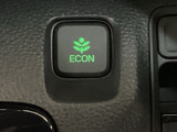 ECON モードをON にするとアクセルペダルの動きに対するエンジンの反応とエアコンの制御を切り換えることで、燃費のいい運転をするドライバーがペダルを踏んだ時と同じようにエンジンを制御します。