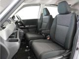 運転席と助手席は足元が繋がっているので自由に行き来しやすいので駐車場が狭いときでも助手席側からスムーズに乗り降りできて便利!