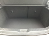 ラゲッジルーム内の凹凸をなくす事でスッキリした広がりを造りだし、荷物がスムーズに出し入れできる気持ちよさ、使い易さを実現!