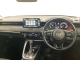 車内は光触媒抗菌消臭施工済です。スタイリッシュなデザインでスポーティなインパネ周りを演出します。グローブボックスやカップホルダーのほかにトレーなどたくさんの収納スペースが付いています。