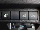オートマチックハイビームとは、先行車や対向車のライトを認識し、ハイビームとロービームを自動で切り替える機能です。夜道の視界を確保します。詳細は販売店スタッフまでおたずねください。