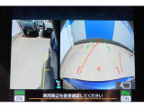 バックギアに入れるとバックカメラの映像がナビに映ります。障害物までの距離もわかりやすいです。
