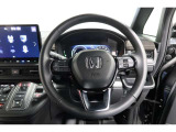 運転中もハンドルでの操作が可能です。特に高速道路等の目が離せない運転時には、便利さだけでなく、安全性も兼ね備えております。