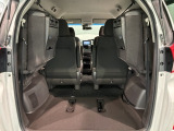 3列目シートを跳ね上げればラゲッジスペースを更に広く使えます。