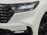 【LEDヘッドライト】悪天候や夜間走行時も良好な視界を確保し安心して運転できる高輝度LEDヘッドライトを装備!点灯速度が早く、消費電力も抑えられています。