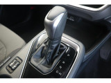 シフトブーツを装着、シフトパネルはピアノブラック調になっており、高級感を演出。