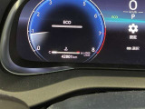視認性に優れたメーターを採用しており、走行中でも車速や情報が分かりやすく表示されます。運転時の視線移動をむりのない範囲に抑え、快適で安心感のあるドライブをサポートします。