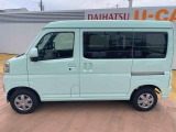 車内ルームクリーニングを実施しております。目立つ痛みや使用感、またタバコなどの気になる匂いも感じられませんでした。