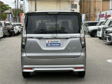 リヤバンパーに内蔵された音波センサーで後方の障害物を検知。駐車場などでのうっかり事故を予防します。