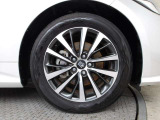純正17インチアルミ!タイヤサイズは215/55R17です