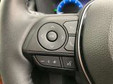 運転中、オーディオの操作をしてて、ハッとしたことはありませんか?ステアリングスイッチは、運転中でもハンドルでオーディオの操作が可能です。安全なドライブをサポートします。