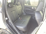 フラットな床と膝回りや頭上スペースなど十分な広さがあります。座り心地が良く、快適なドライブを楽しんでいただけます。