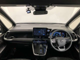 シンプルながら機能性あふれる運転席廻りです。視界性もよく、運転しやすいですよ。