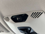 【オプション=Mパッケージ】運転席・助手席の中間上部には360&deg;タイプのインテリアドライブレコーダーが採用されております。メインモニターにてご確認いただけます。