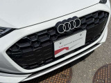 シングルフレームグリルはAudiの象徴的なデザイン要素であり、一目でAudiとわかるスタイル、大きくて迫力のある形状が車のスポーティな印象を強調しており、魅力的なデザインとなっています。
