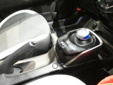 【シフトレバー】 直感的に操作できるデザイン。電気の走りを象徴する洗練された形状です。運転席からスムーズに手が届き、清潔に整えられた手触りの良さが、ドライブの質を高めます。