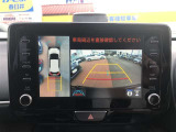 パノラミックビューモニター付きです。車両を上から見たような映像をディスプレイオーディオ画面に表示。運転席からの目視だけでは見にくい、車両周辺の状況をリアルタイムでしっかり確認できます。