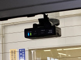 後方にもドライブレコーダーのカメラが付いています。前後両方でお車の周りを監視・記録いたします。