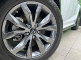 【純正18インチアルミホイール】外観にマッチした純正アルミホイールを装着しております。各種社外アルミホイールや、スタッドレスタイヤも取扱いしております。是非ご相談ください♪
