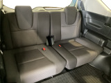 【3列目シート】しっかりした厚みの有るシートになりますので長い時間のドライブでも安心してお乗り頂けます♪