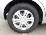足元を引き締める純正フルホイ-ルカバ-付きです。タイヤサイズは、185/70R14です。