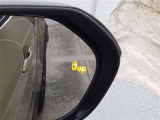 {ブラインドスポットモニター}隣の車線を走る車両をレーダーで検知し、ドアミラーに搭載されたLEDインジケーターが点灯し注意を喚起してくれます。