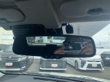 後続車のヘッドランプがまぶしくても自動で調整してくれます。