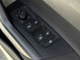 運転席ドアに集約されたパワーウィンドウスイッチで全窓をスマートに操作できます。