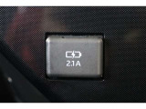 給電用USBポートが装備されています。iPhoneやスマートフォンの充電など、車内にあると便利なアイテムのひとつですね!