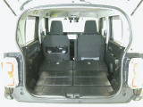 リアシートを倒せば広々荷室の出来上がり。アレンジ次第でさまざまな荷物が積み込めますよ。