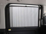 スライドドアに収納式のサンシェードを装備しています。