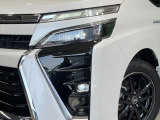 【LEDヘッドライト】悪天候や夜間走行時も良好な視界を確保し安心して運転できる高輝度LEDヘッドライトを装備!点灯速度が早く、消費電力も抑えられています。