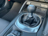 軽快なシフトフィールを造り込んだ6MT。スポーツカーらしいショートストロークを守りながら、乗用車並みの軽い操作力を実現して、軽快な操作フィールを実現しました。
