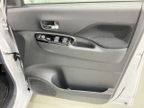 【運転席ドア】ボトルホルダーや収納ポケットが付いているので運転席周りもスッキリ保てます★